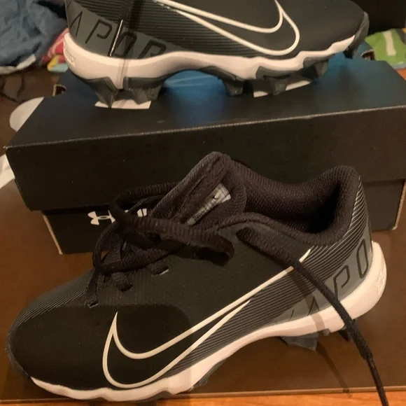 NWOT Nike cleats - Picture 2 of 5